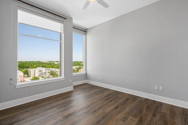 Building Photo - Downtown Raleigh Penthouse with Stunning View