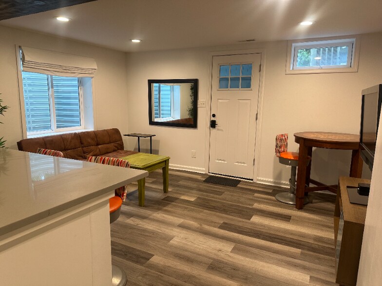 Building Photo - 1022 E State St