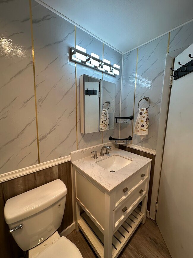 Building Photo - 3 Bedroom 1 Bath Home With A Huge Living R...