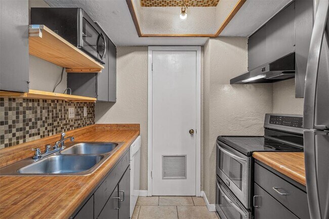 Primary Photo - 2600 Penny Ln