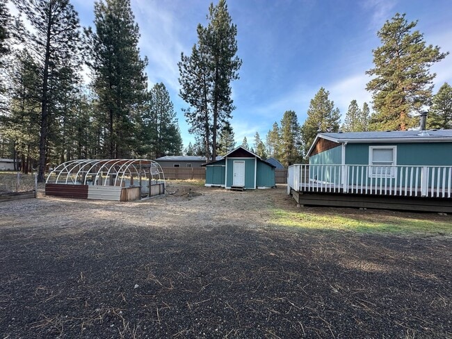 Building Photo - Adorable home in La Pine area, 1.5 acres fully fenced!!