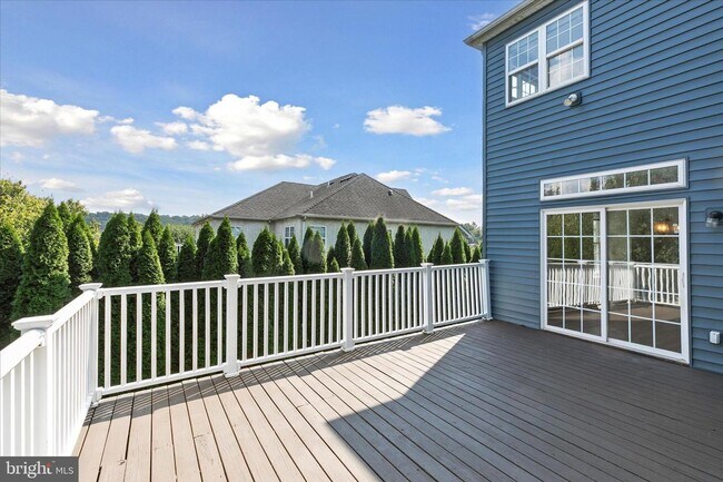 Building Photo - Spacious Townhome with 4 Bedrooms and 3.5 Baths!!