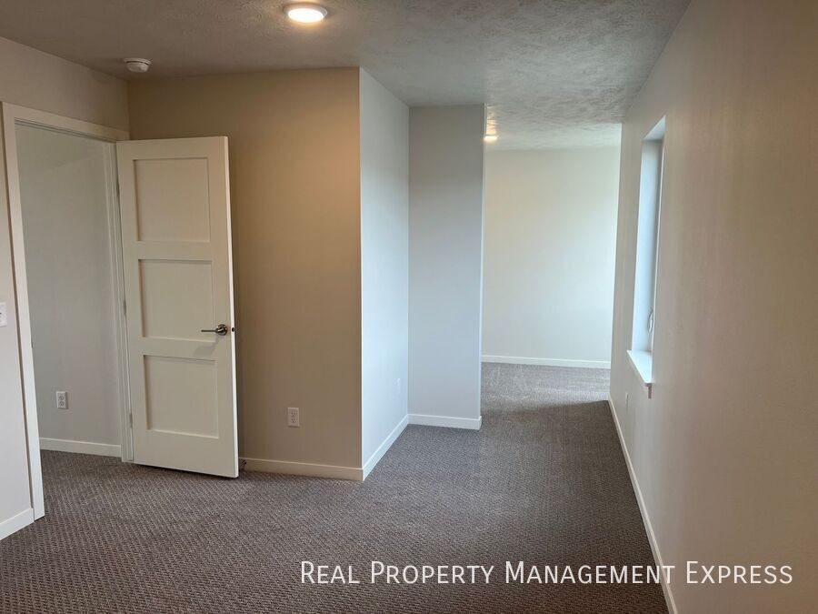 Building Photo - 5516 S Huntwood Ave