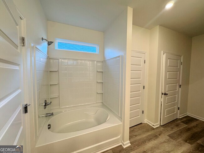 Building Photo - 214 N Dogwood St