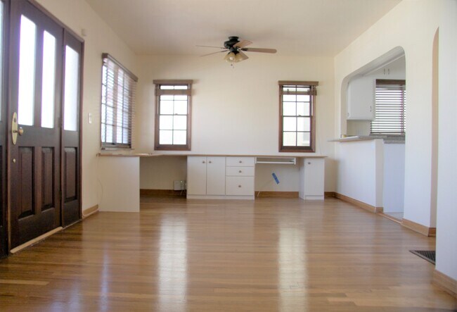 Building Photo - LB0235