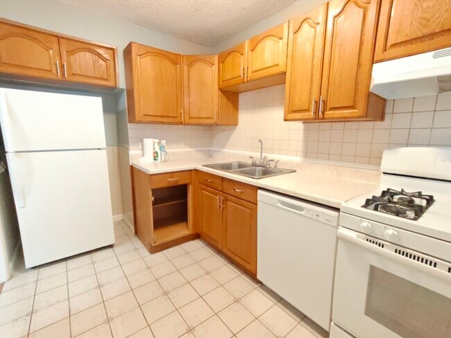 Building Photo - 2437 W Balmoral Ave