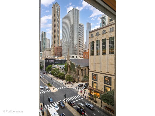 Building Photo - 159 E Walton Pl