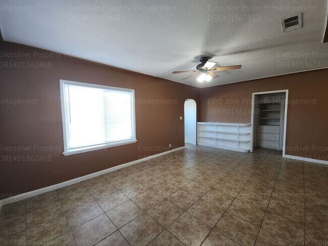 Building Photo - Charming 2 bedroom, 1 bathroom house near ...
