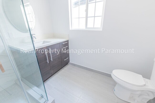 Building Photo - Pool and high ceilings, fully refurbished.