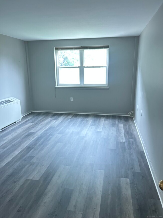Building Photo - 887 Farmington Ave