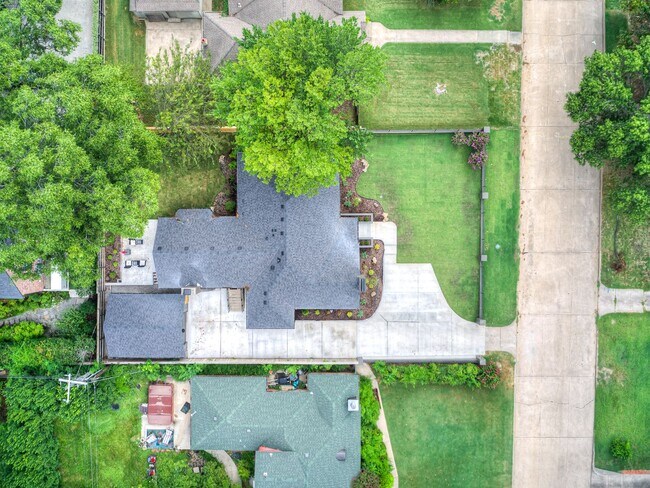 Building Photo - Luxury Living in the Heart of Tulsa