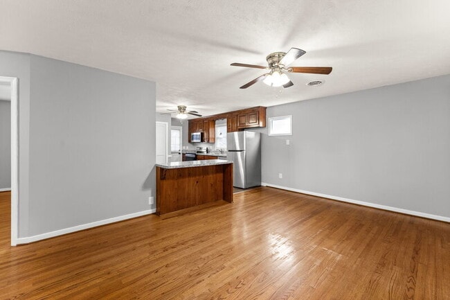 Building Photo - 104 N Oak Ave