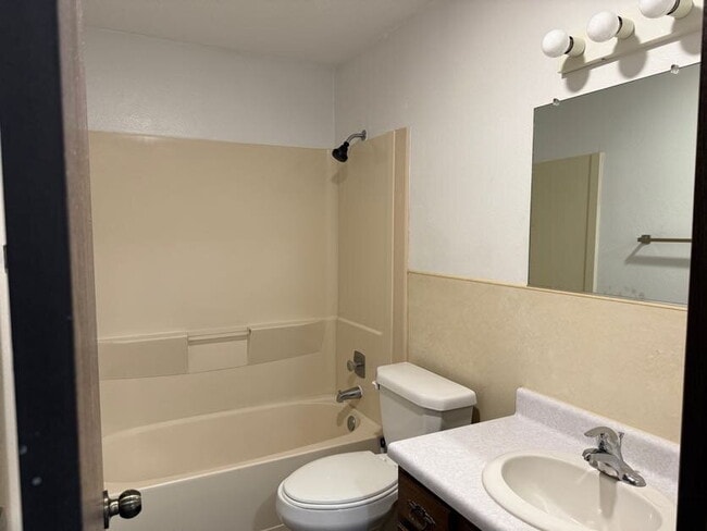 Building Photo - Spacious 2-Bed, 1-Bath Apartment Just 15 Minutes from Fargo