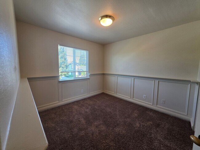 Building Photo - 3 bedroom with an extra office/den space in Modesto!