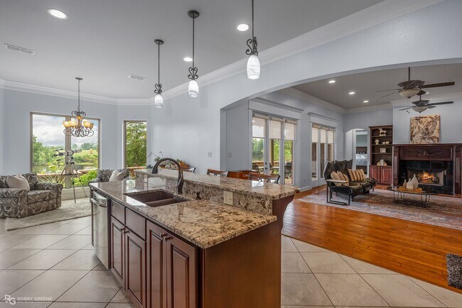 Building Photo - Beautiful Home on the Red River....