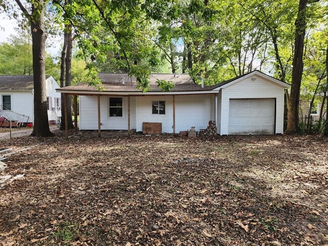 Building Photo - Beautiful 4 bedroom 2 bathroom home with g...