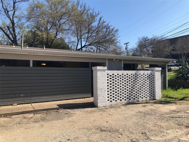 Building Photo - 1915 Fairlawn Ln