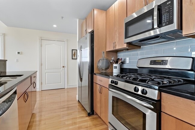 Building Photo - 323 Boylston St