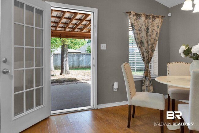Building Photo - 8254 Magnolia Village Dr N