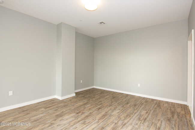 Building Photo - 1075 Stephenson Ave