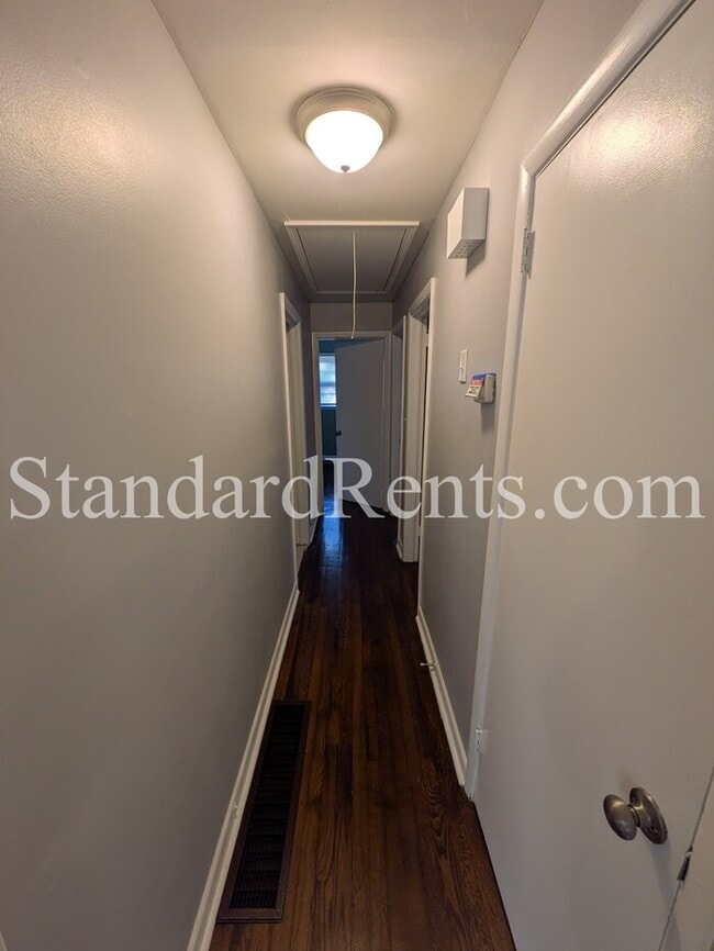 Building Photo - 129 Long Dr SW