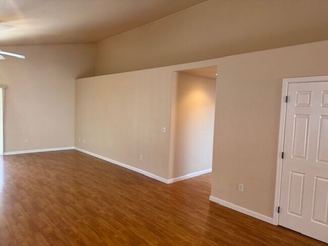 Building Photo - SINGLE LEVEL HOME IN CP/ ON QUIET CULDESAC