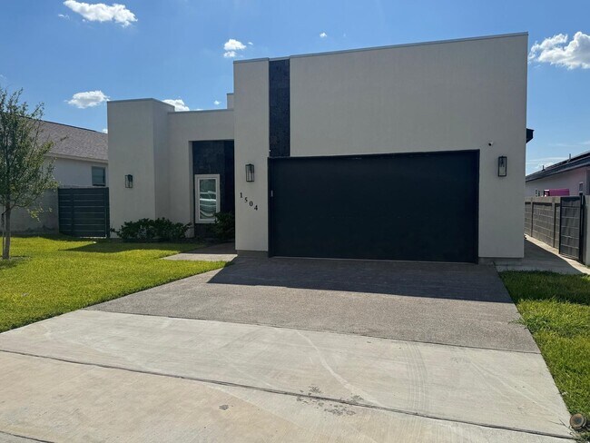 Building Photo - 1504 Ocaso Dr