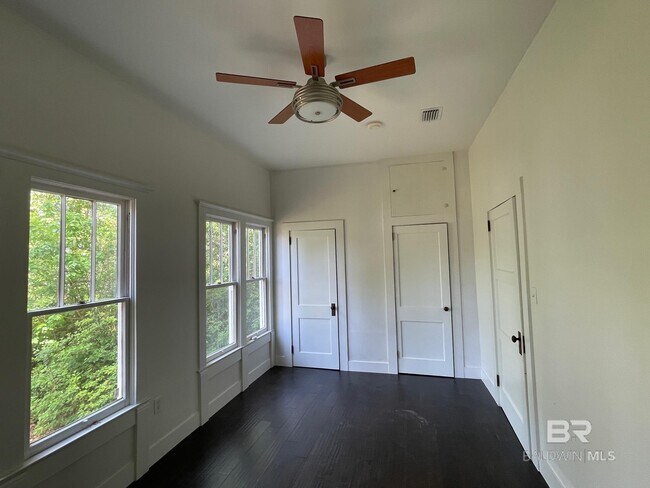 Building Photo - 216 W Rose Ave