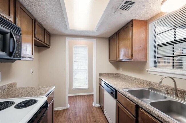 Building Photo - 13031 Pk Xing Dr