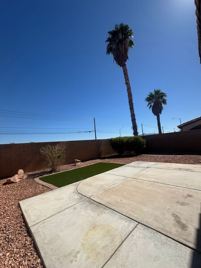 Building Photo - Beautifully Renovated 2 Bed Single Story Home