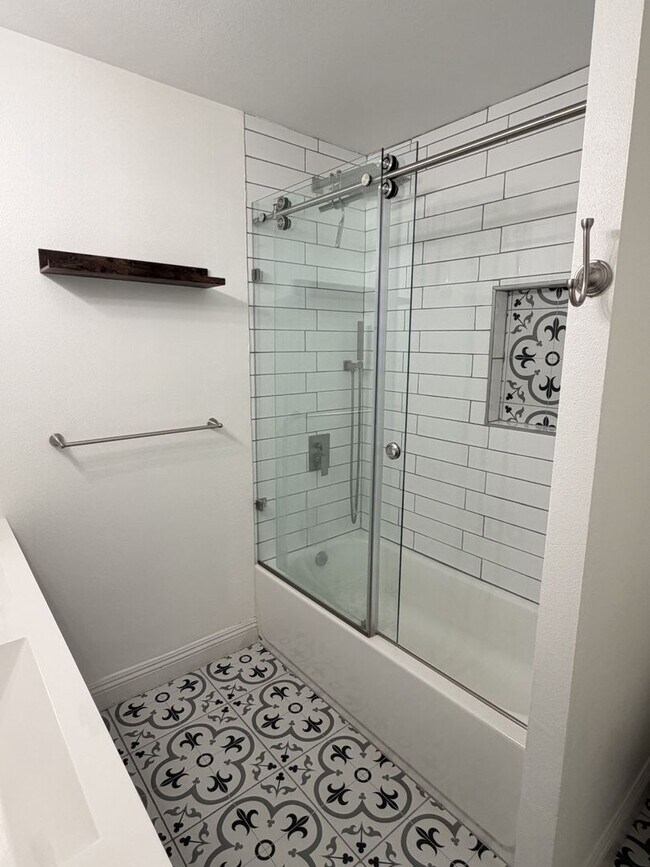 Building Photo - Updated modern townhouse 3 bed 1.5 bath