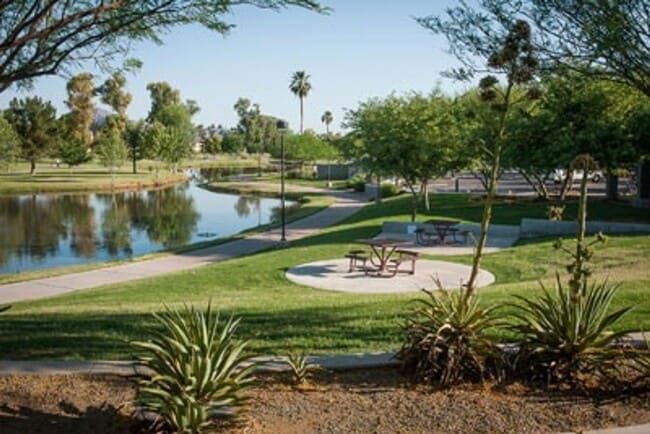 Building Photo - Beautifully remodeled Scottsdale condo bac...