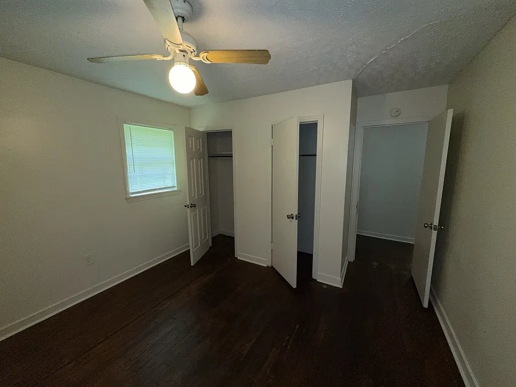 Building Photo - 2615 Hillside Dr