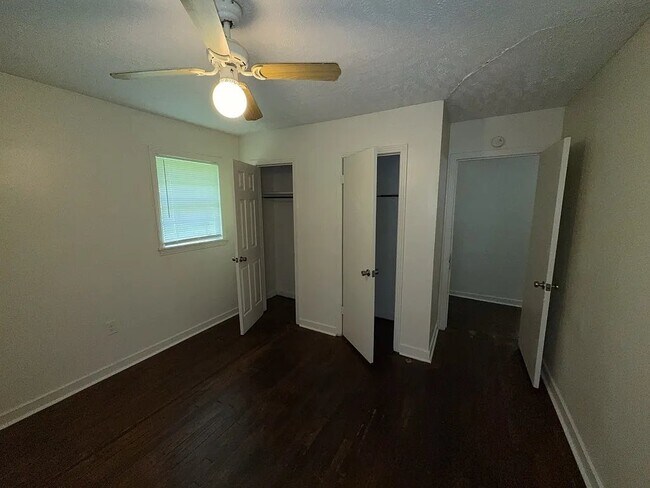 Building Photo - 2615 Hillside Dr