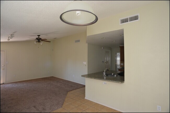 Building Photo - 10045 Paloma Dr
