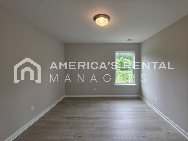Building Photo - Modern Living in Brookwood Station!