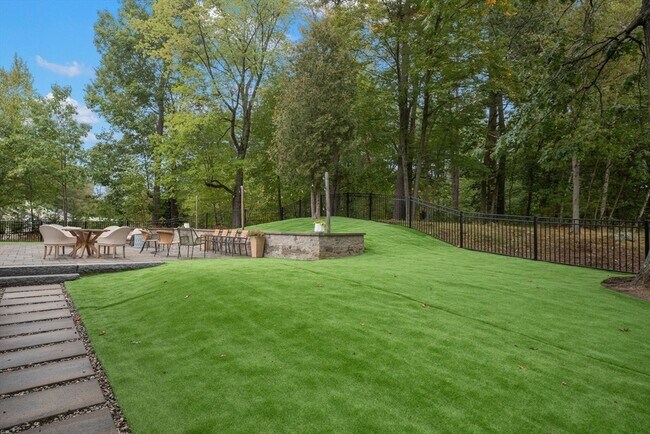 Building Photo - 123 Pond St