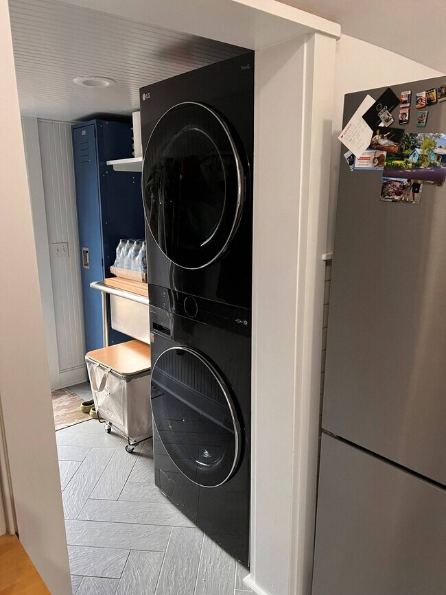 Building Photo - 11 Miller Ln W