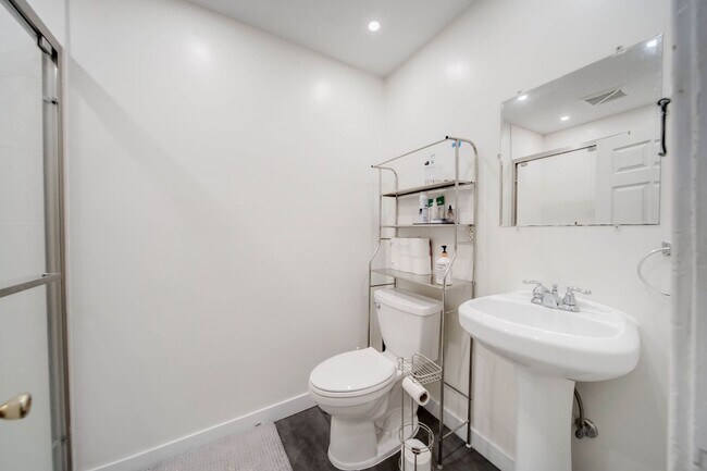 Building Photo - 4 or 5 Bedroom Right off of High St - OSU Campus