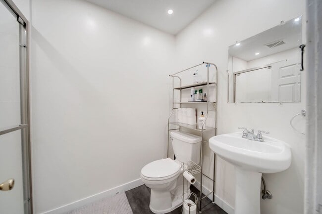 Building Photo - Prime Location 4BR house just off High St!