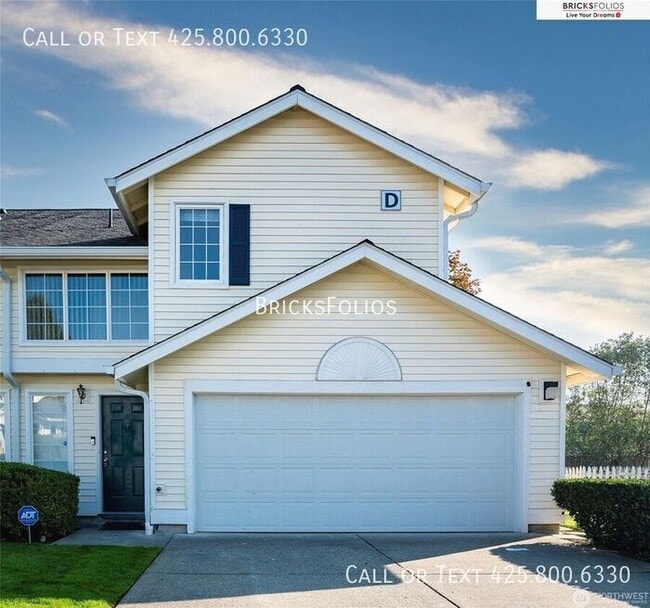 Building Photo - Bright & Modern End-Unit Townhome with Pool and Fitness Center