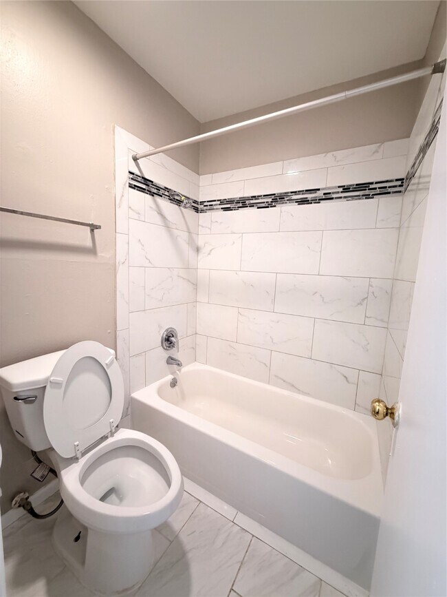 Building Photo - 12847 Briarwest Cir