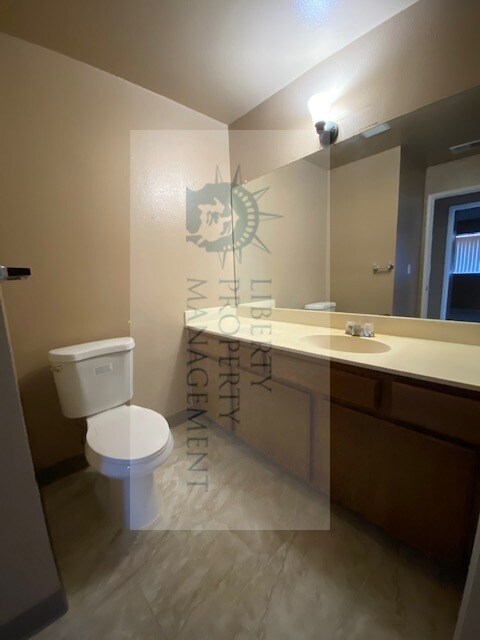 Building Photo - 1190 S Winery Ave