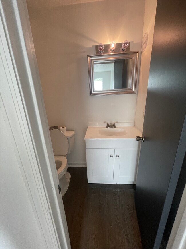 Building Photo - 124 Oak Park Ct