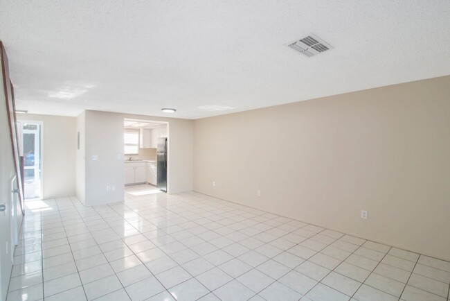 Building Photo - Spacious 2bdrm/1.5bath Townhome ** Ready N...