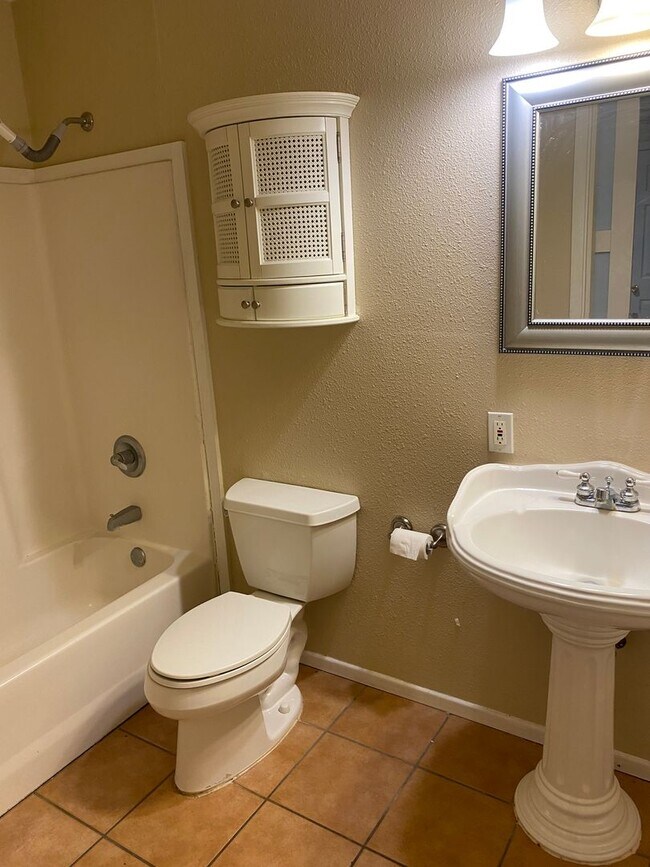 Building Photo - Pre-Leasing 3 bed 2 bath Move In Ready! Close to Texas Tech!!