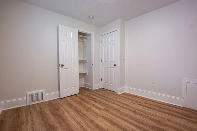 Building Photo - 3 Bedroom Duplex near downtown Omaha
