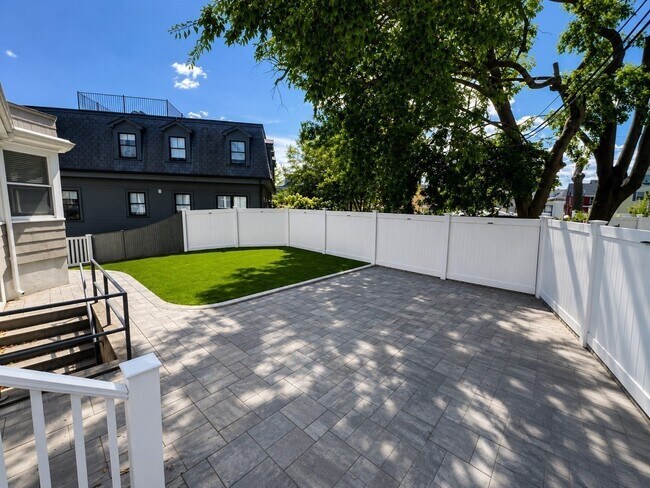 Building Photo - 16 Lingard St