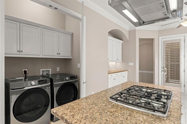 Building Photo - 1038 Memorial Village Dr