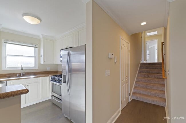 Building Photo - 25 Homestead